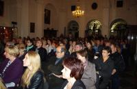 Sala barokowa wypełniona miłośnikami muzyki