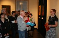 Marzena Kozanecka-Zwierz, Dyrektor Muzeum w Łowiczu, oprowadza po wystawie "Łowiccy Prymasi" (fot. J. Domińczak)