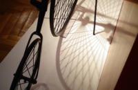 Szkoły ponadgimnazjalne: II miejsce
Wiktoria Kowalczyk, lat 16 – Bicykl – gra cieni,
I Liceum Ogólnokształcące im. Józefa Chełmońskiego w Łowiczu
